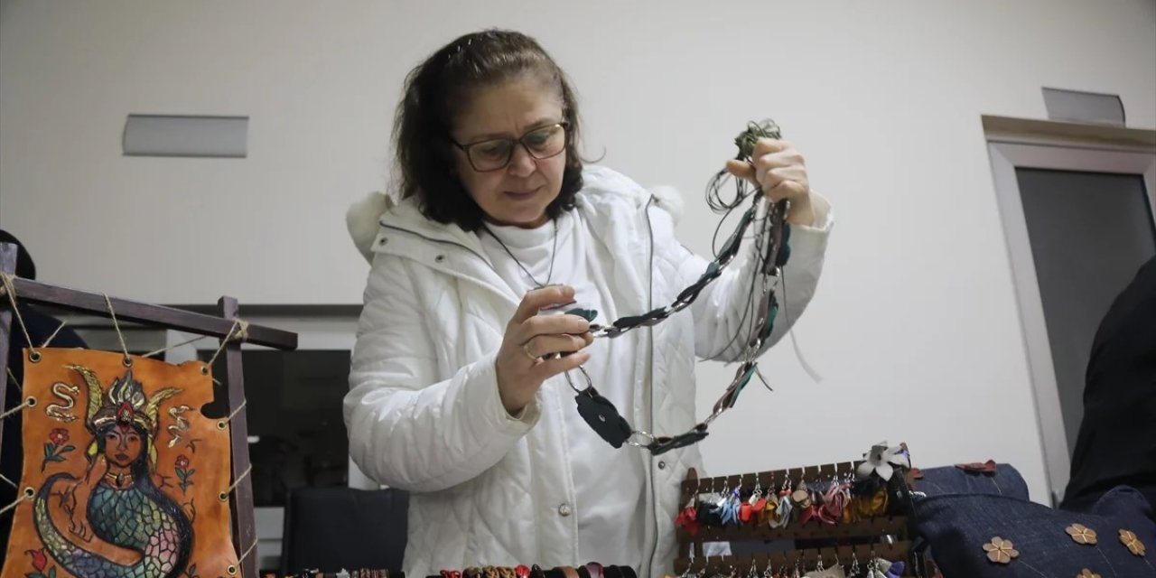 Samsun'da Kadınlar Eski Giysi ve Atık Ürünleri Sanatsal Objelere Dönüştürdü
