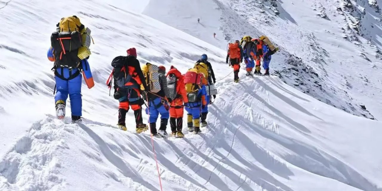 Everest'te Dev Vurgun! Önce Karbonatla Hasta Ettiler, Sonra Kurtardılar