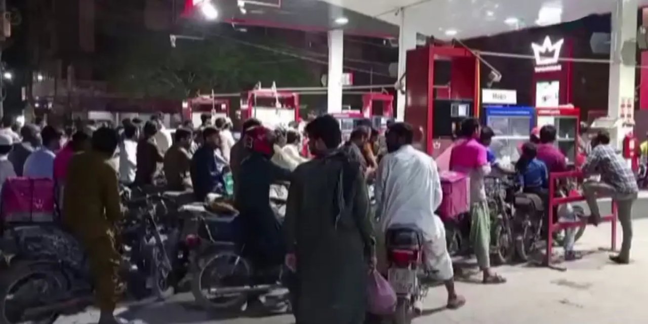 Savaş Pakistan'ı Vurdu, Haberi Alan Akaryakıt İstasyonlarına Koştu
