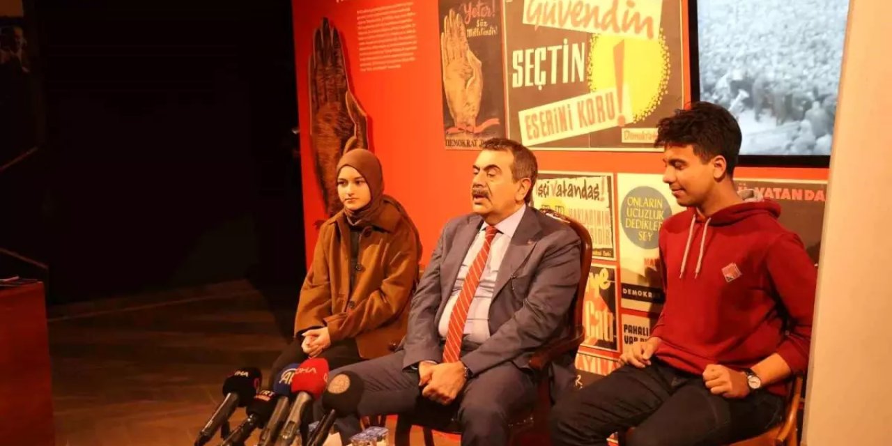 Bakan Tekin Öğrencilere Demokrasi Dersi Verdi