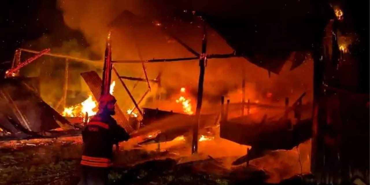 Bolu'da Yıldırım Samanlığı Yaktı