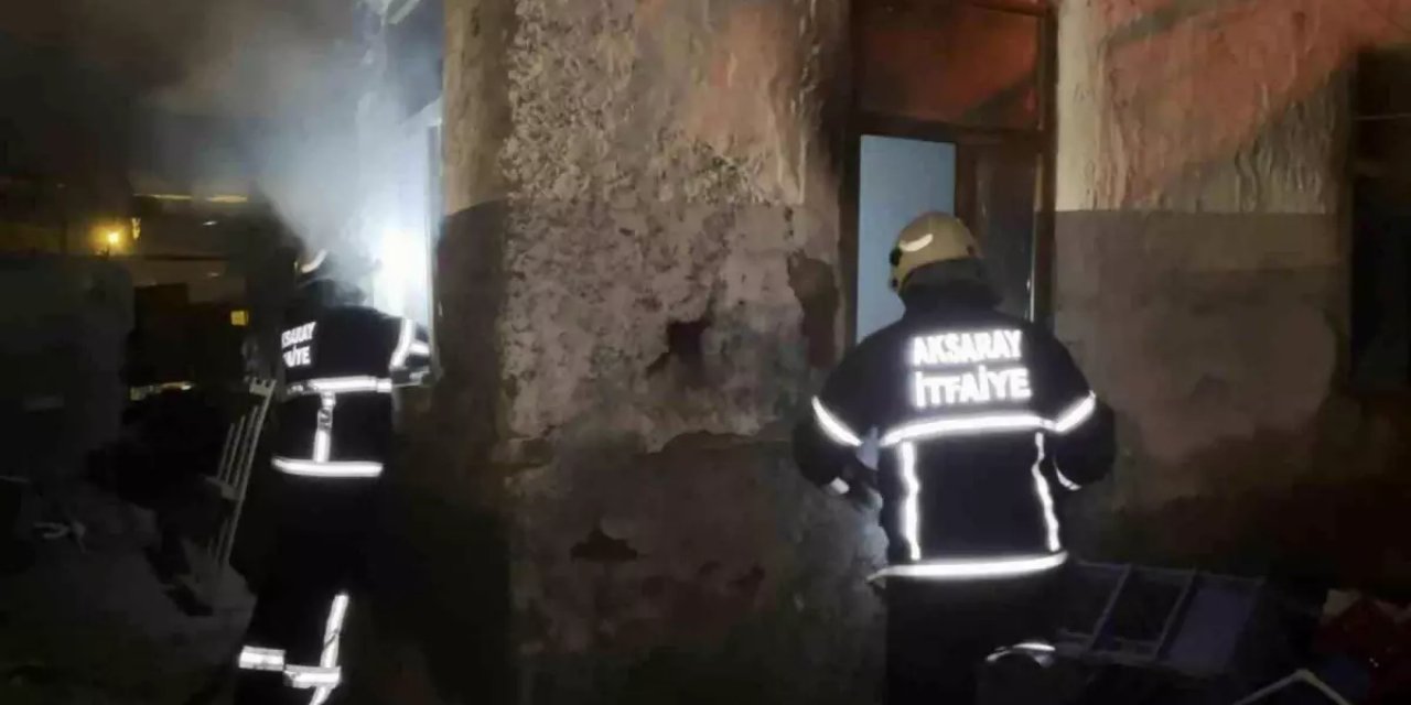 Aksaray'daki Metruk Evde Yangın