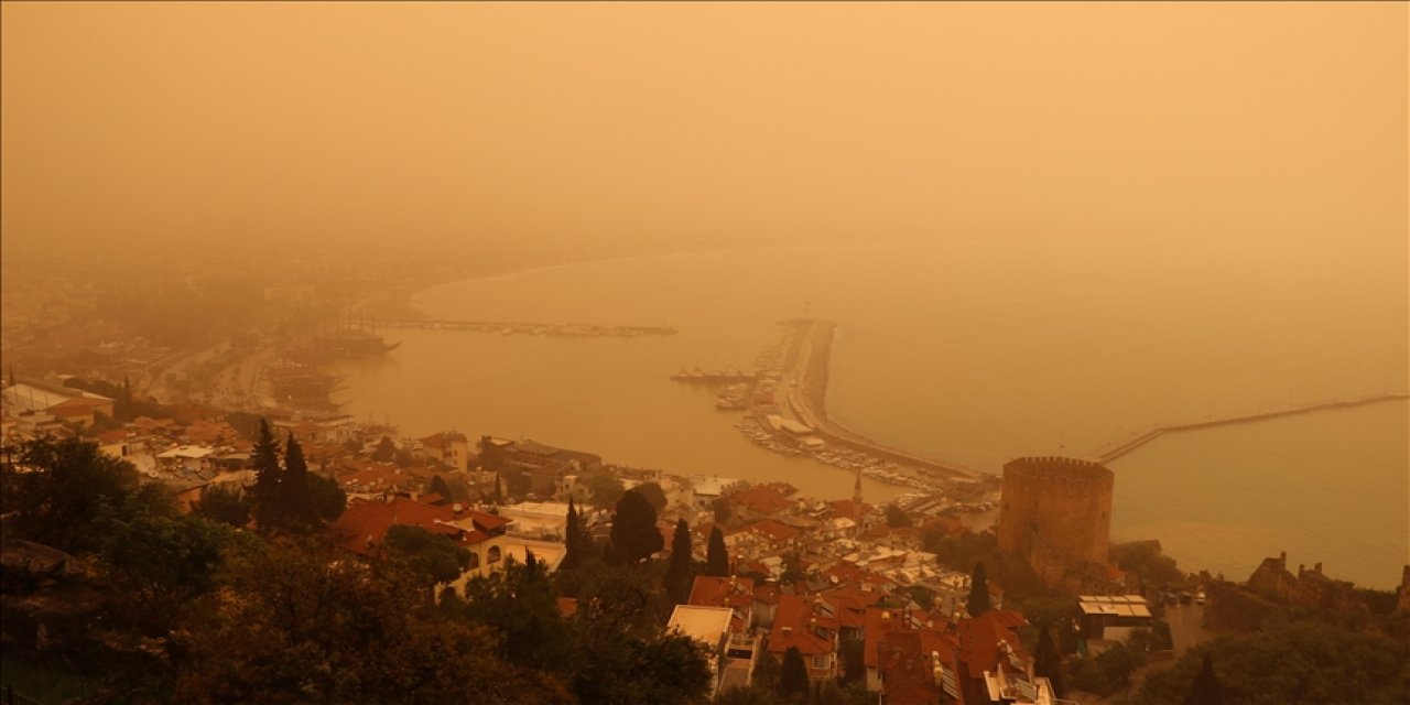 Afrika'dan Gelen Çöl Tozu Sonucu Bazı İller Turuncuya Büründü