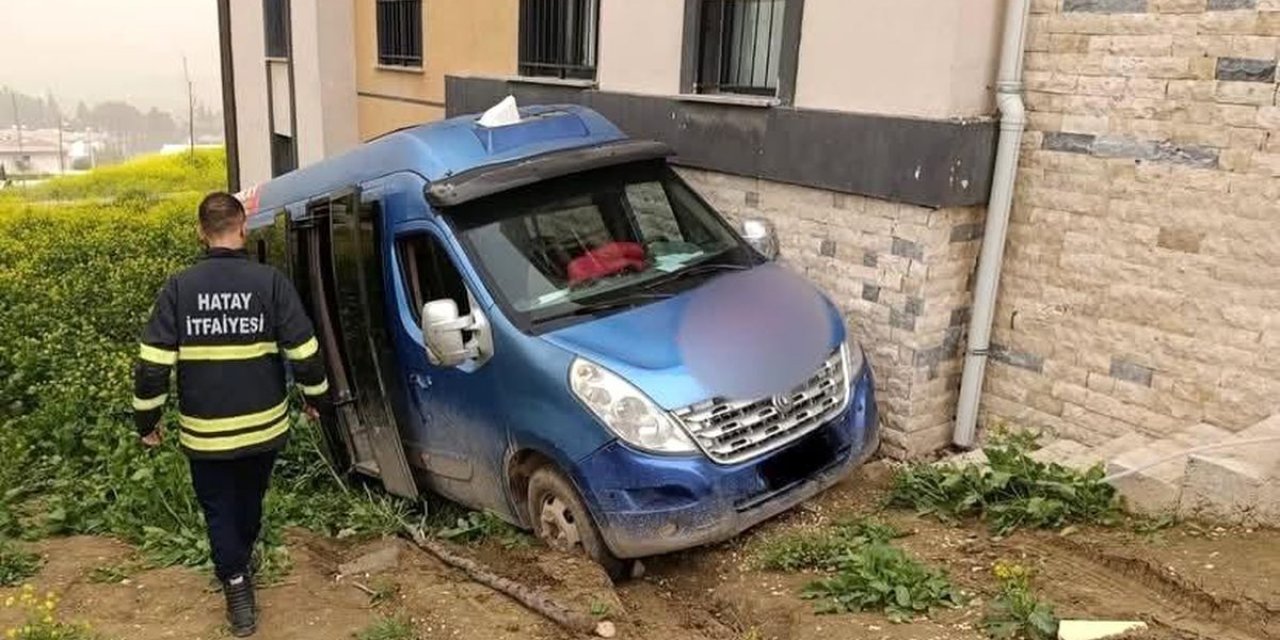 Kırıkhan'da Minibüs Devrildi: 2 Yaralı