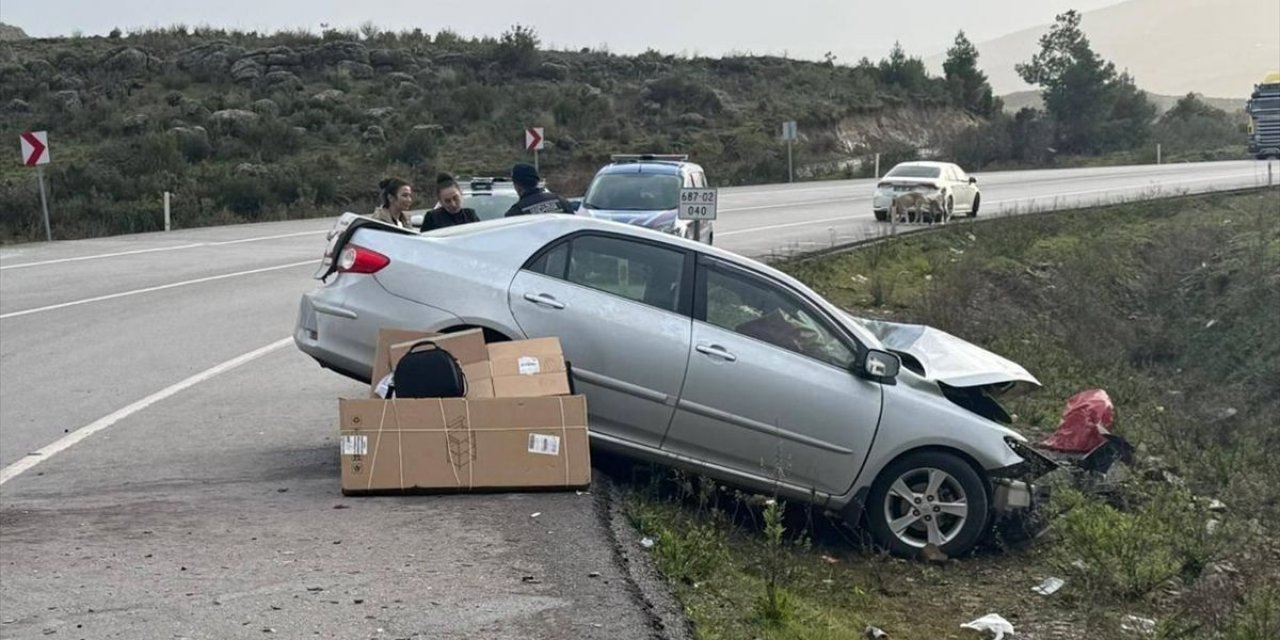 Manavgat'ta Tır-Otomobil Çarpışması: 2 Yaralı