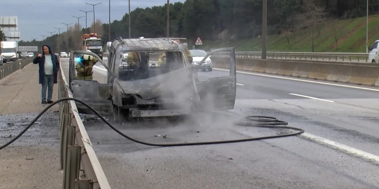Sancaktepe'de Seyir Halindeki Hafif Ticari Araç Alev Alev Yandı