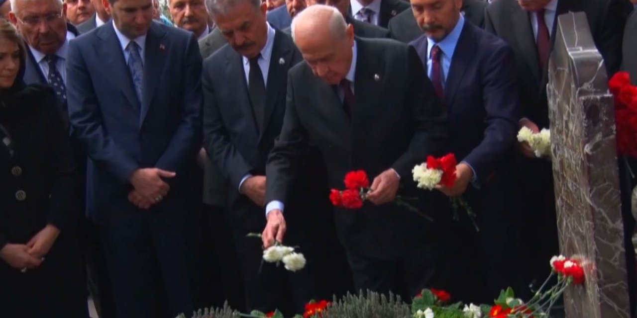 Bahçeli, Türkeş'in Kabrini Ziyaret Etti
