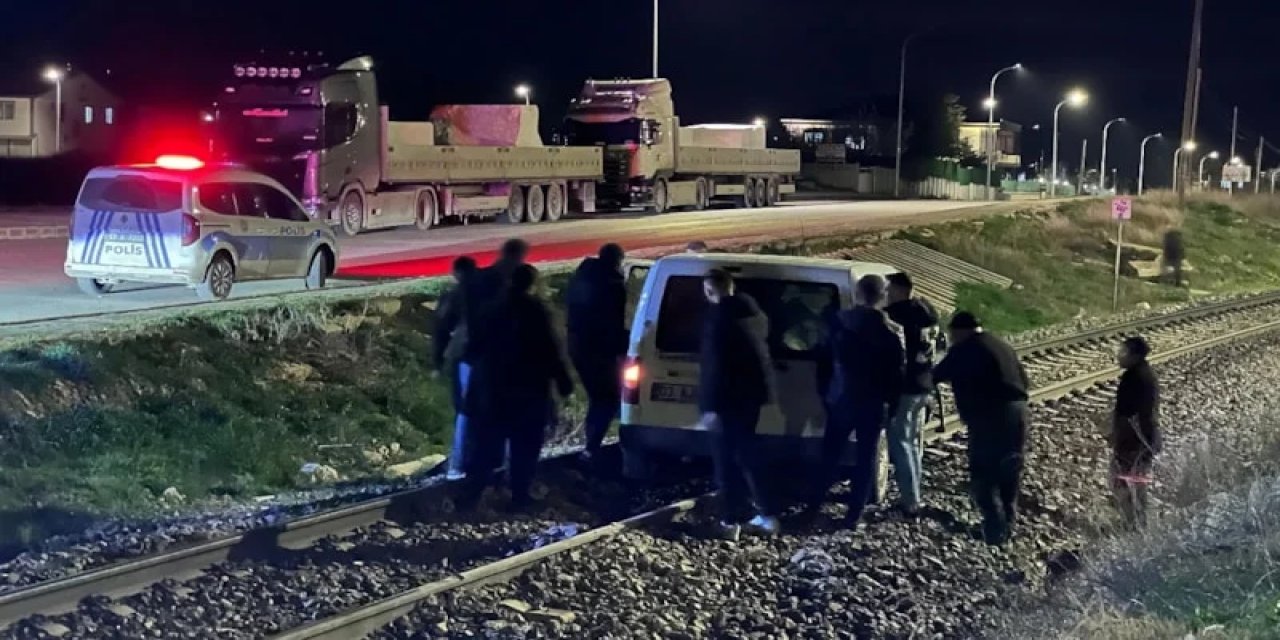 Afyonkarahisar’da Sürücü Raylara Girdi: Facia Kıl Payı Atlatıldı