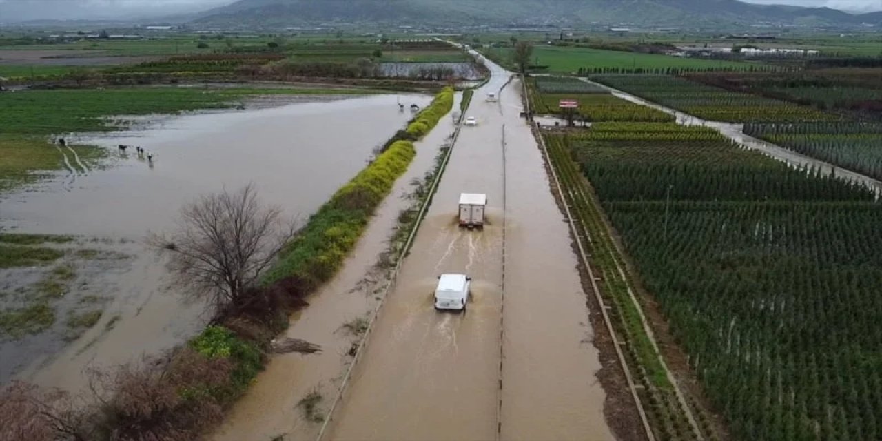 İzmir’de Sağanak: Tarlalar Ve Yollar Sular Altında