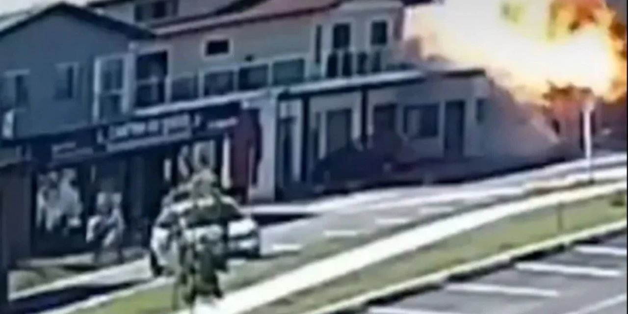 Uçak Restoranın Üzerine Düştü: 4 Kişi Hayatını Kaybetti