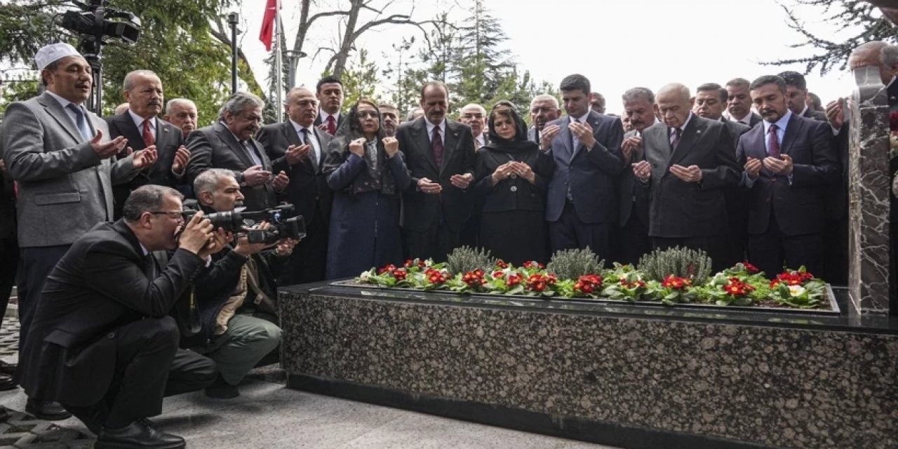 Bahçeli, Türkeş'in Kabrini Ziyaret Etti