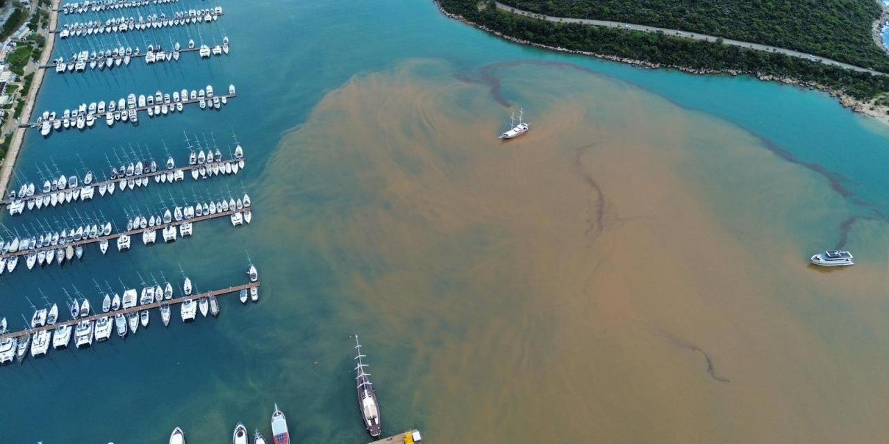 Kaş'ta Sağanak Sonrası Denizin Bir Kısmı Kahverengiye Döndü