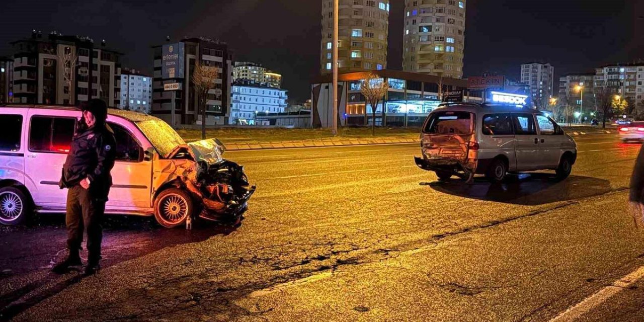Kayseri'de Minibüse Çarpan Araçta 6 Yaralı
