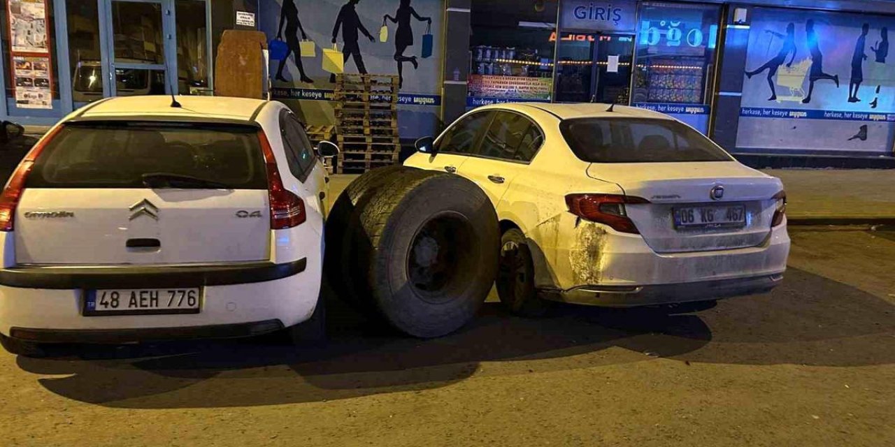 Kars'ta Seyir Halindeki Kamyonun Tekeri Koptu: Park Halindeki Araçlar Zarar Gördü