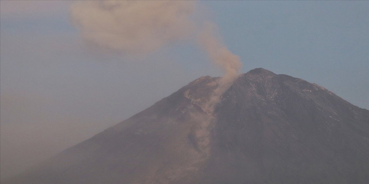 Endonezya'daki Semeru Yanardağı'nda 4 Patlama Meydana Geldi