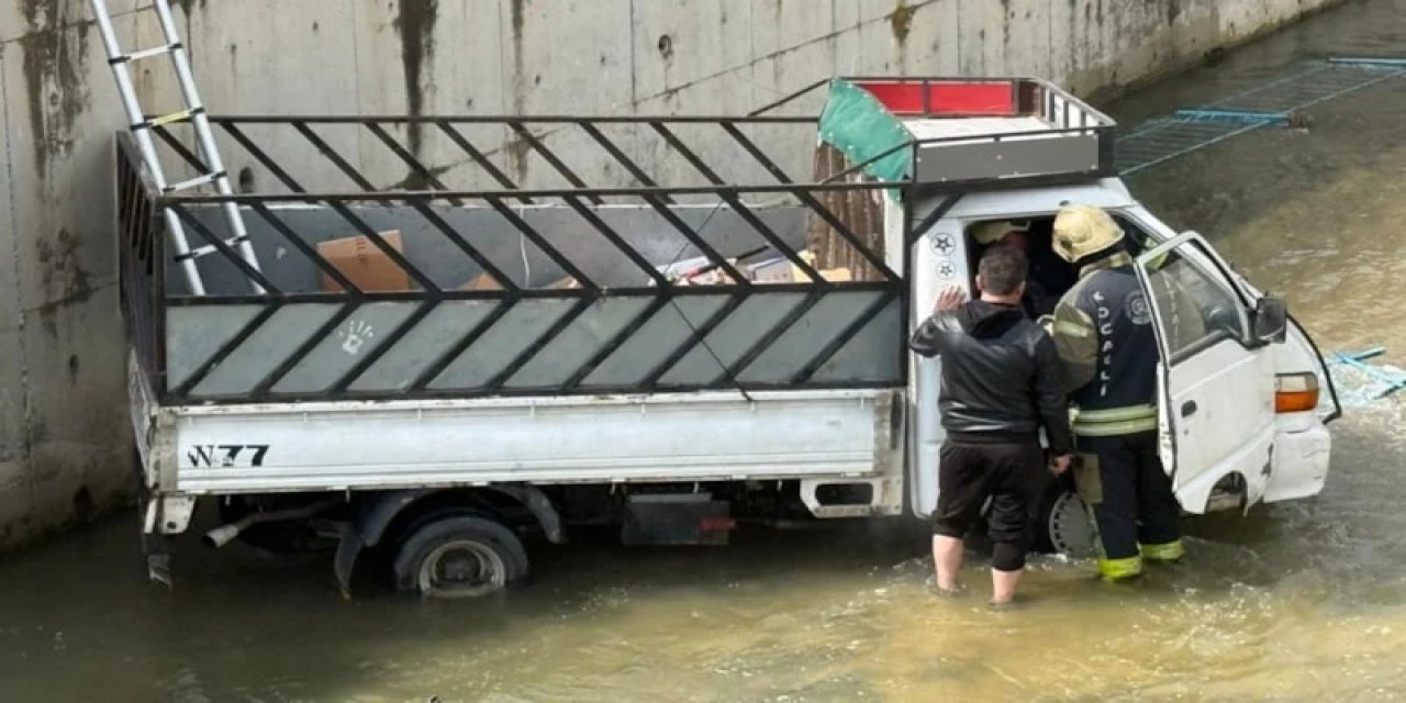 Kocaeli'de Dereye Uçan Kamyonetin Sürücüsüne Dakikalarca Kalp Masajı Yapıldı