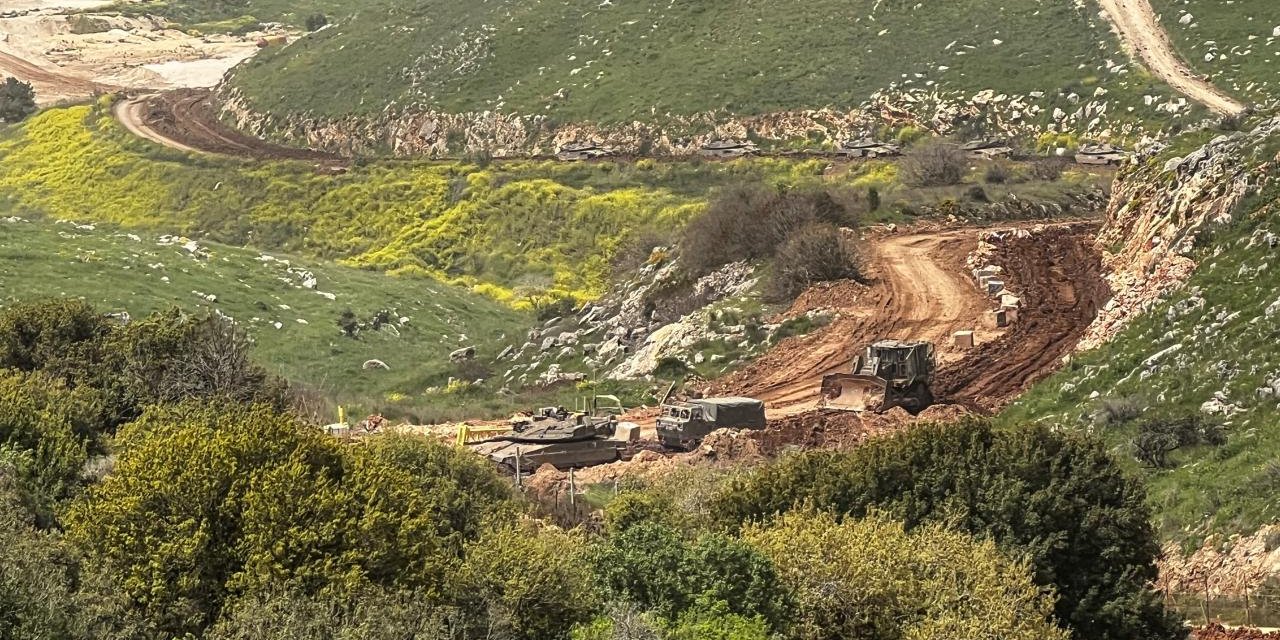 İşgalci İsrail, Lübnan'ın Güneyinde Sınır Hattındaki Beldelerde Birçok Evi Yıktı