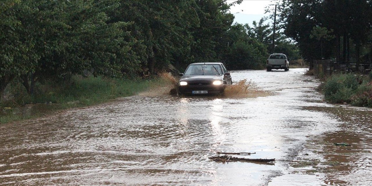 İzmir'in Ödemiş İlçesinde Etkili Olan Sağanak Hayatı Olumsuz Etkiledi
