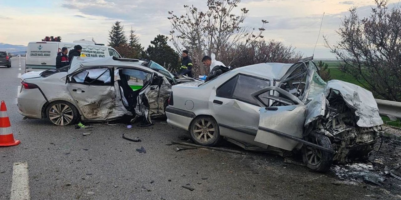 Araç Karşı Şeride Geçti! Katliam Gibi Kazada 4 Kişi Feci Şekilde Can Verdi
