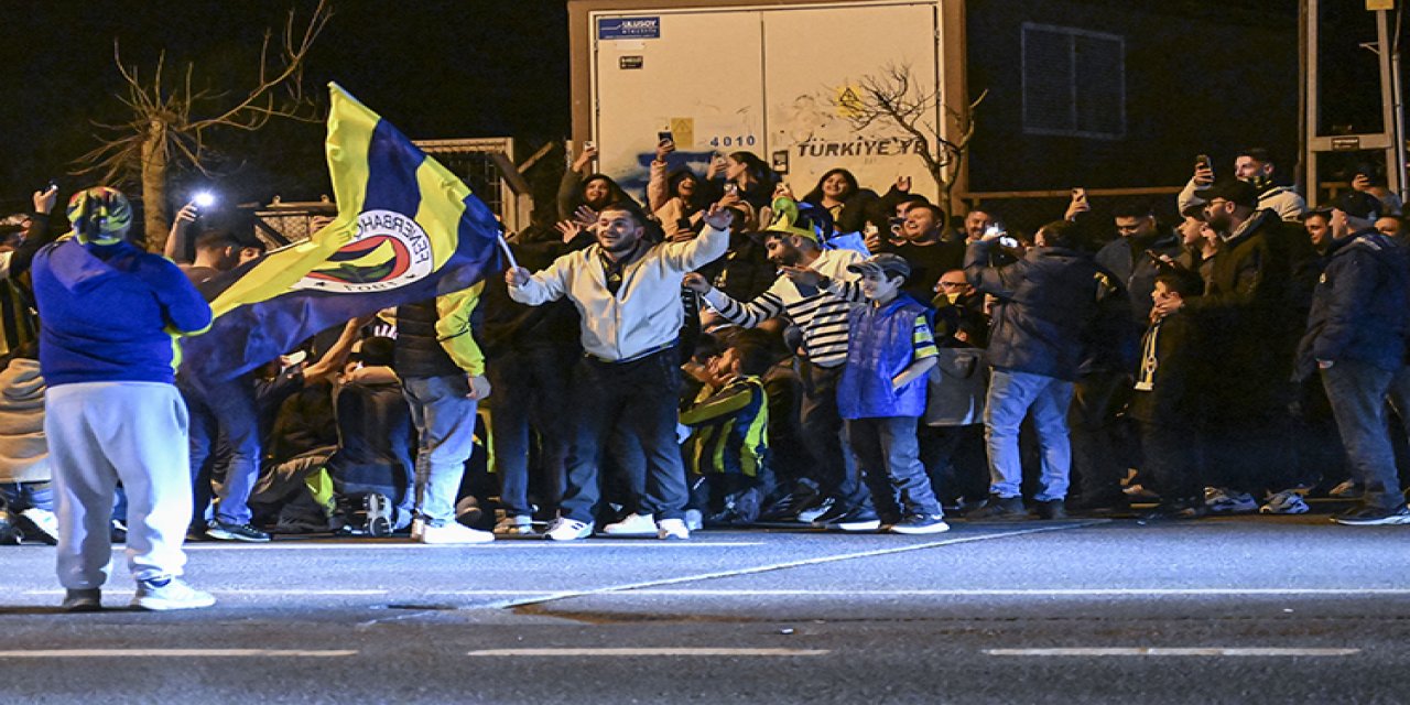 Derbiyi Kazanan Fenerbahçe'yi, Tesislerinde Taraftarları Karşıladı