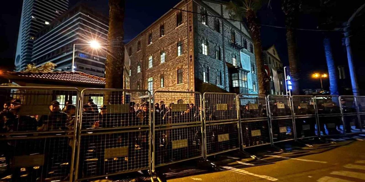 İzmir'de Tartışmalı 'Meslek Fabrikası' Demir Bariyerle Çevrildi