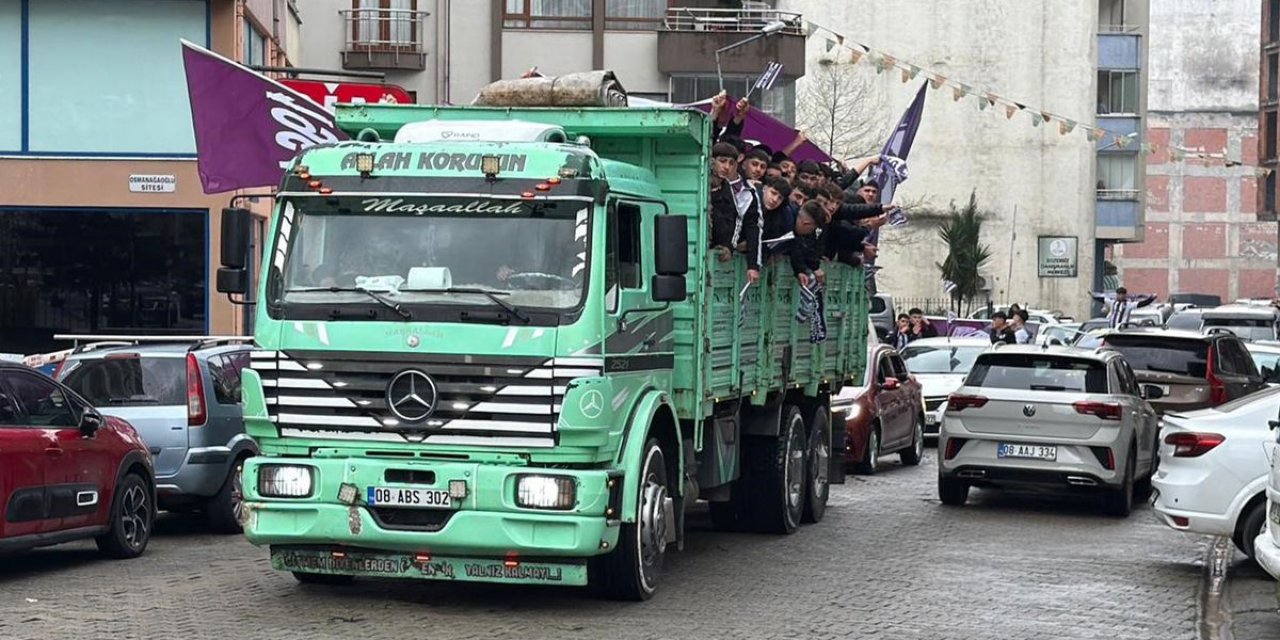 Savaştan Kaçmıyorlar! Kamyon Kasasına Binip Gittikleri Yer Herkesi Şaşırttı