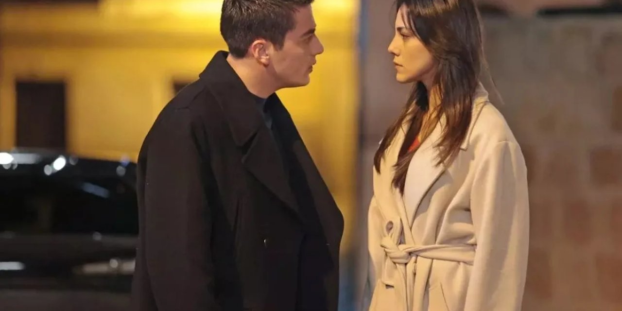 Set Aşkı Büyüyor! Dilin Döğer Ve Atakan Özkaya’dan Romantik Poz