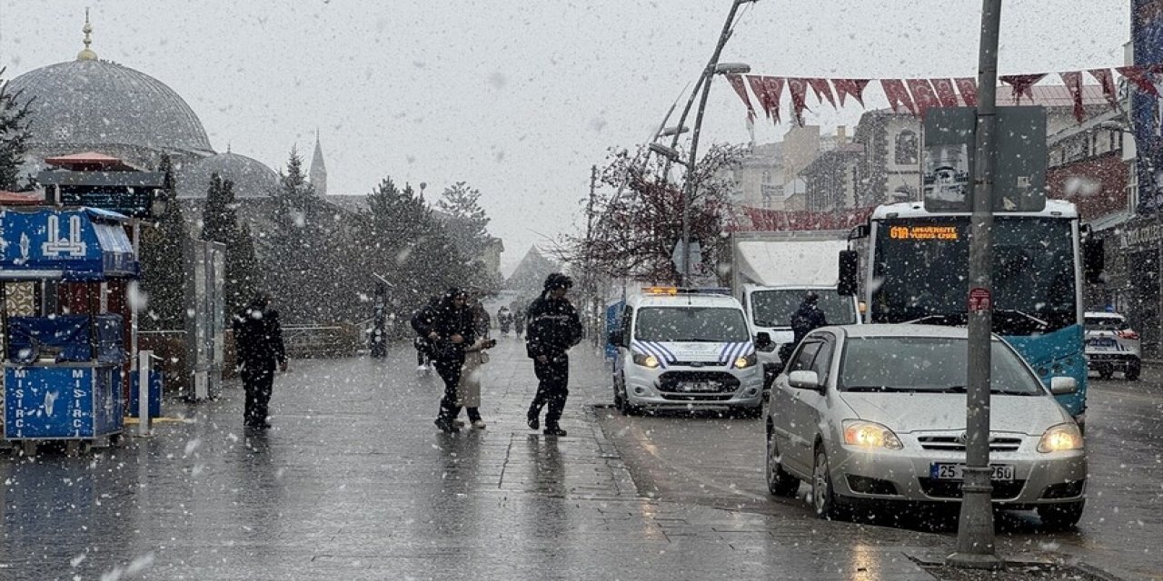 Erzurum'da Baharda Kar Yağışı Etkili Oldu
