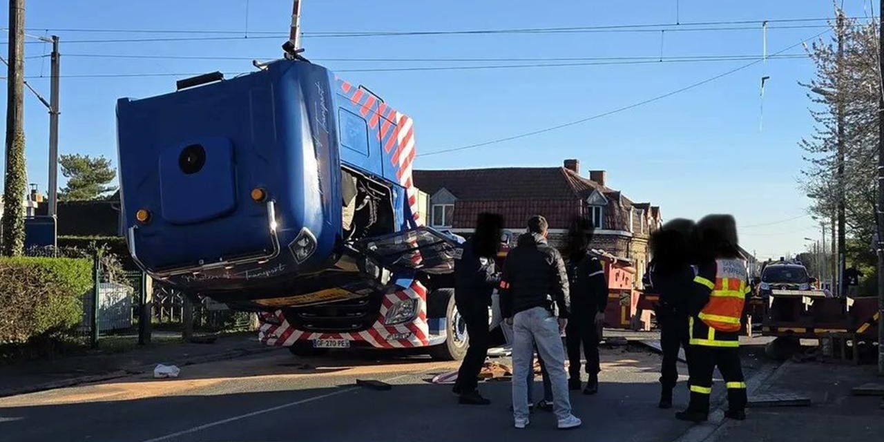 Fransa'da Yüksek Hızlı Tren ve Kamyonun Çarpıştığı Kazada Makinist Öldü, 13 Yolcu Yaralandı