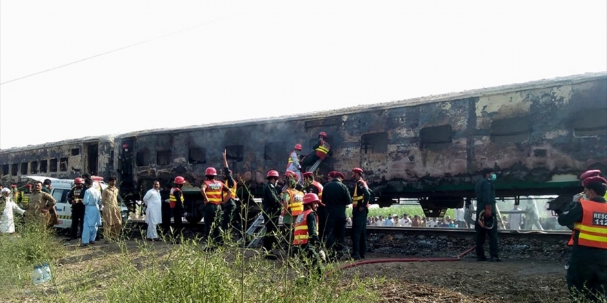 Pakistan'da Yolcu Treni Alev Aldı: 62 Ölü
