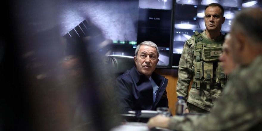 Akar ve komutanlar sınırın sıfır noktasında