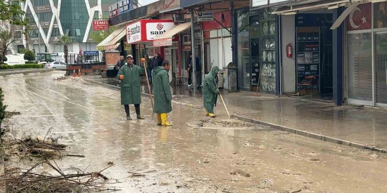 Osmaniye'de Selden Etkilenen Alanlarda Temizlik ve Hasar Tespiti Başlatıldı
