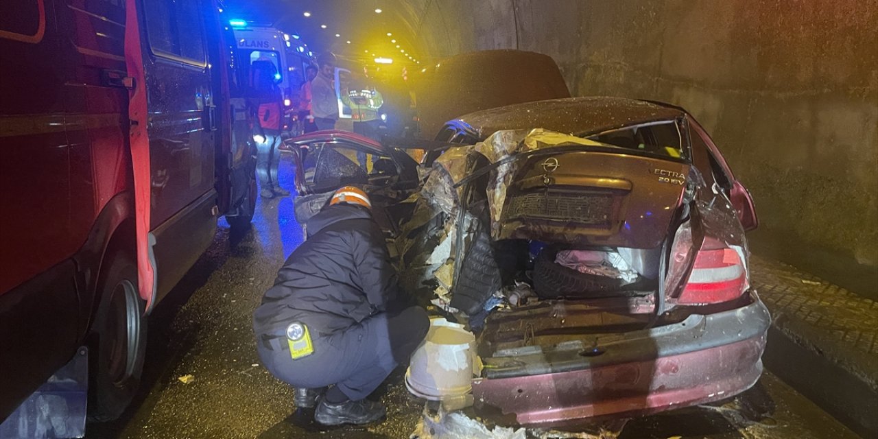 Bolu Dağı Tüneli’nde Tırın Arızalanan Otomobile Çarpması Sonucu 5 Kişi Yaralandı