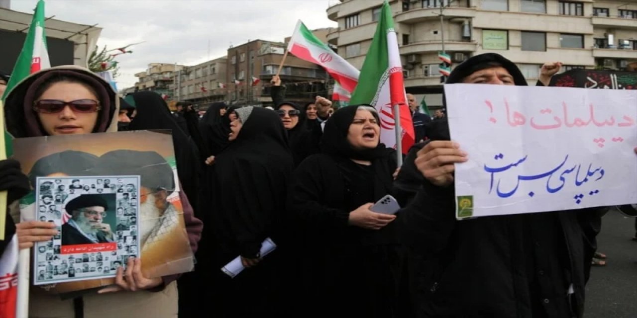 İran'da Bazı Vatandaşlar ABD İle Ateşkes Kararını Protesto Etti