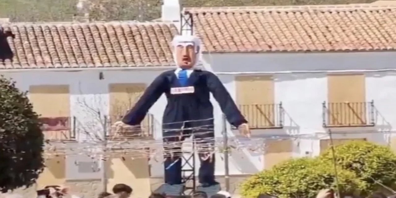 İspanya'daki Düzenlenen Bir Festivalde Netanyahu'nun Kuklası Ateşe Verildi