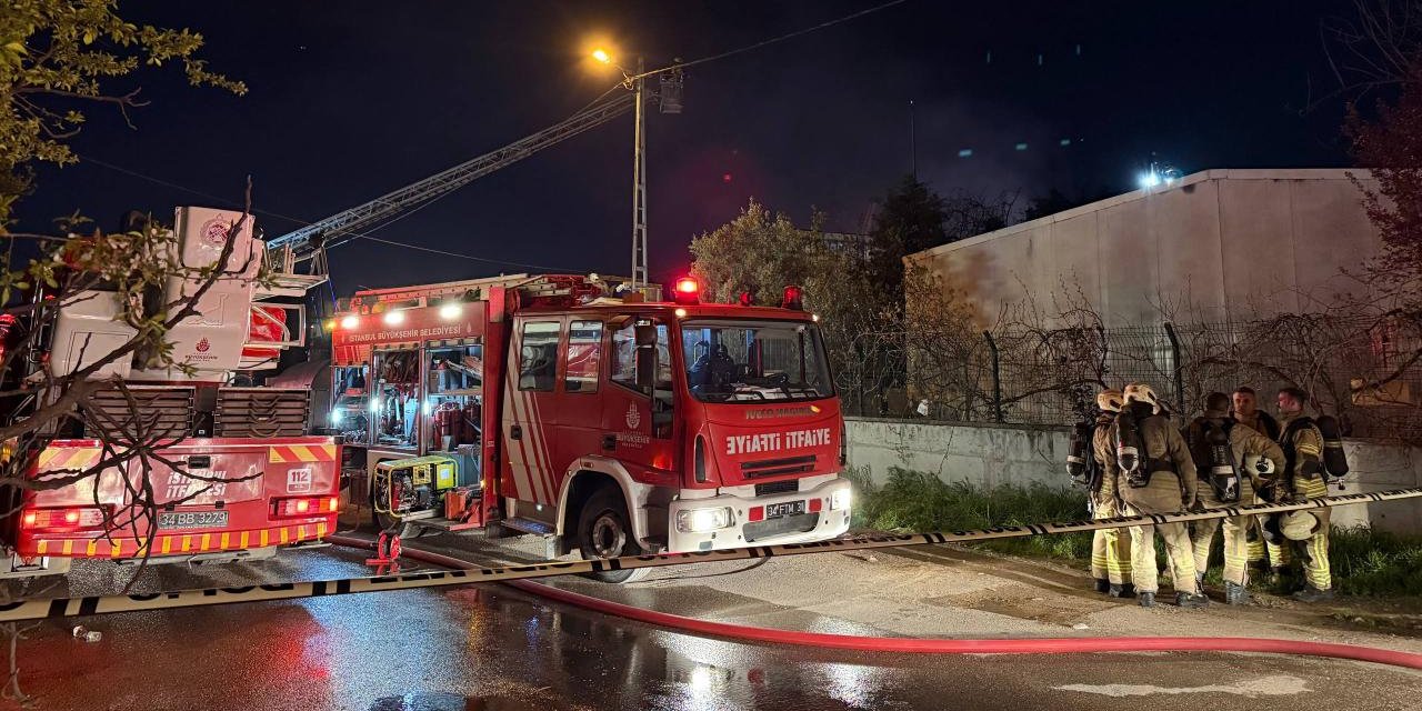 Tuzla'da Kumaş Fabrikasındaki Yangın Söndürüldü