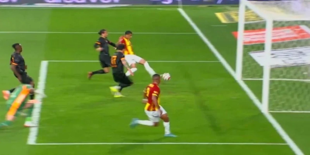 Göztepe-Galatasaray Maçında İnanılmaz Pozisyon: Topu Ağlarla Buluşturamadı...