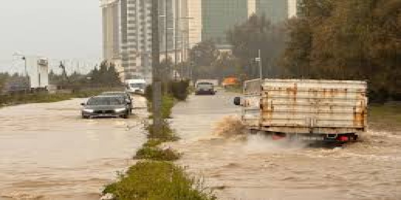 Hatay Ve Osmaniye'de Sağanak Hayatı Olumsuz Etkiledi