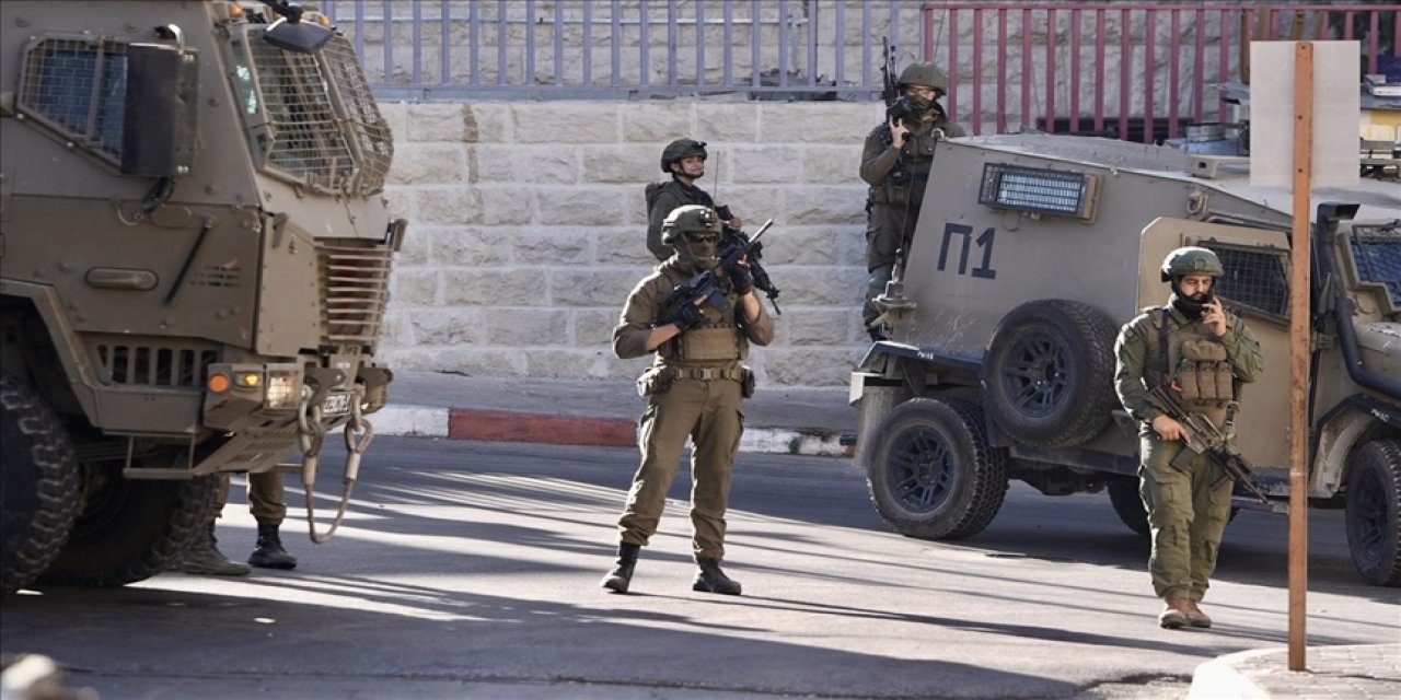 İsrail Ordusu, İşgal Altındaki Batı Şeria'da 60'ten Fazla Filistinliyi Gözaltına Aldı