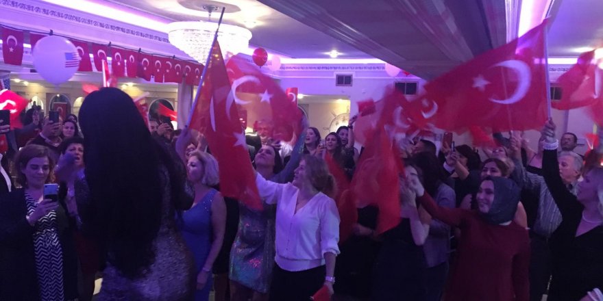 SANATÇILAR ABD’DE CUMHURİYET BALOSUNDA SAHNE ALDI