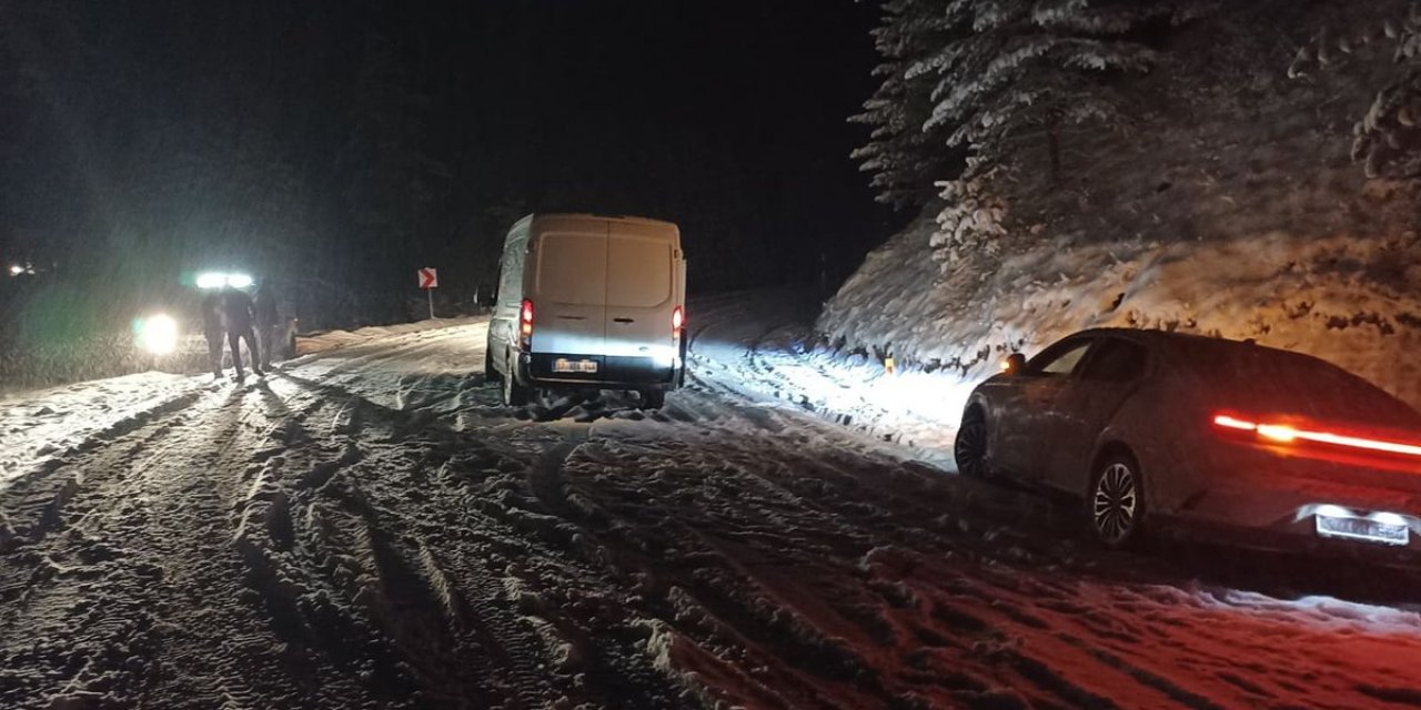 Nisan Ayında Kar Bastırdı, Kastamonu'da Yola Çıkan Mahsur Kaldı