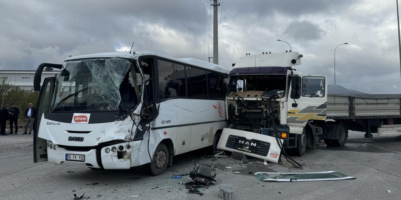 Karaman'da İşçi Servisi İle Tır Çarpıştı, 12 Kişi Yaralandı