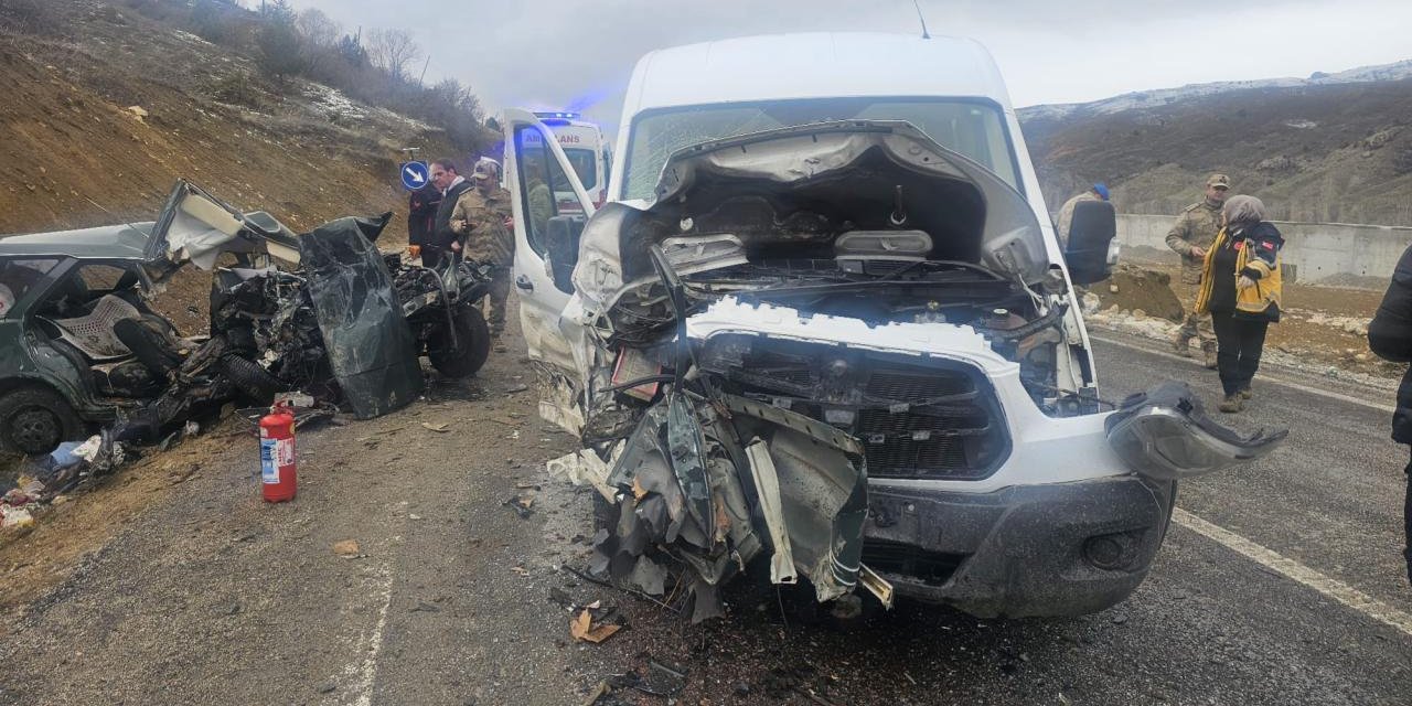 Gümüşhane'de Servis Minibüsüyle Otomobil Çarpıştı: 1 Ölü, 9 Yaralı