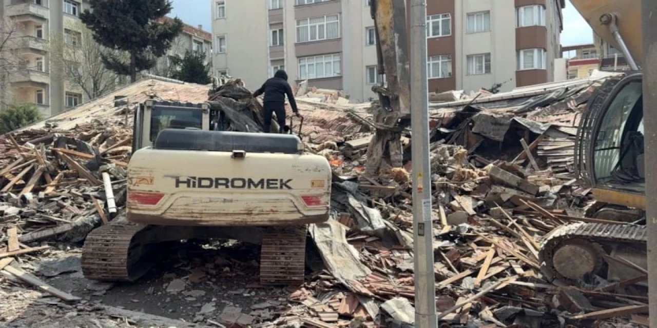 İstanbul'da Bir Operatör Çöken Binadan Yara Almadan Kurtulmayı Başardı