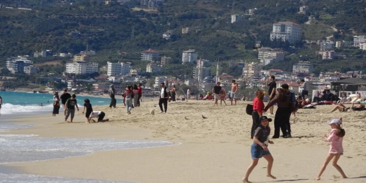 Antalya'da Nisan Ayında Sahillerde Yoğunluk Yaşandı