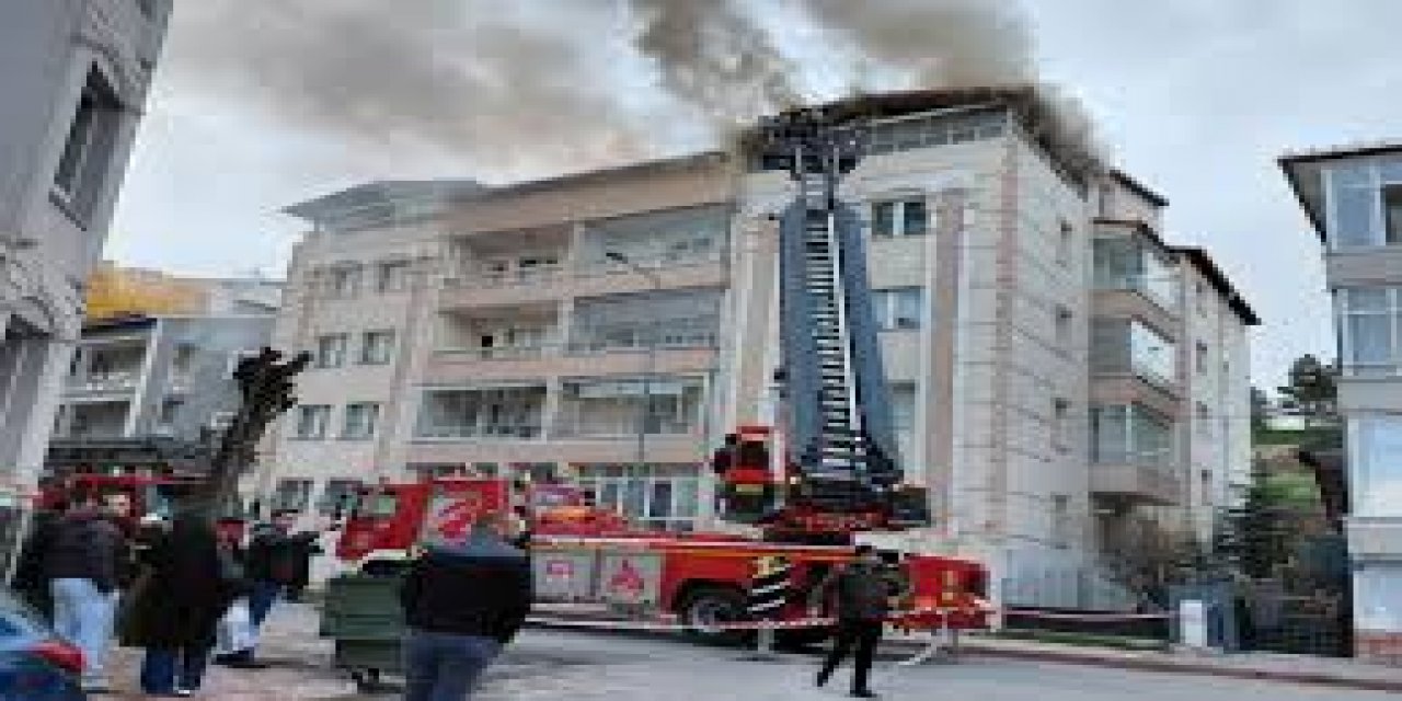 Sivas'ta Bir Apartmanın Teras Katında Çıkan Yangın Hasara Neden Oldu
