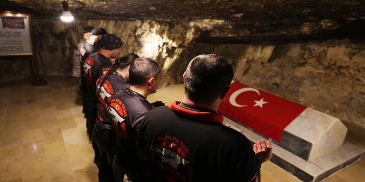 Avrupa'dan Motosikletle Umreye Giden Türkler Dönüşte Ürdün'deki Türk Şehitliği'ni Ziyaret Etti