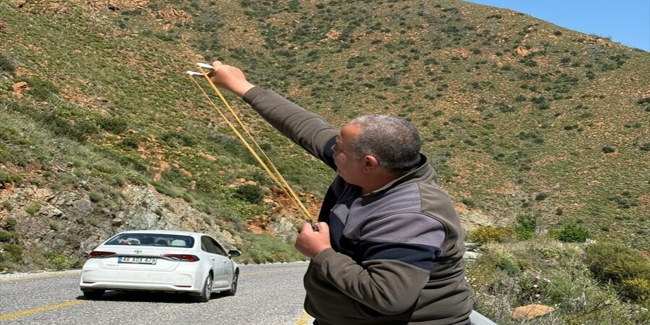Trabzonlu Öğrencilerin Hazırladığı Tohum Topları Marmaris'te Sapanlarla Toprağa Atıldı
