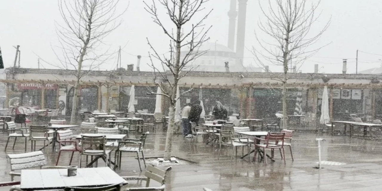 Aksaray'a Bahar Gelmedi: Nisan Ayı Ortasında Kar Devam Ediyor
