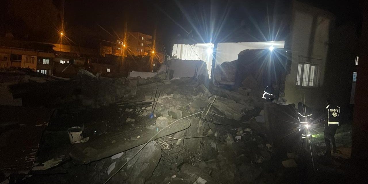 Siirt'te Metruk Bina Sağanağa Dayanamadı